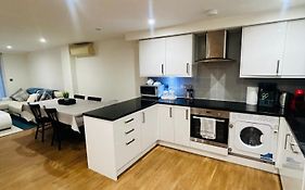 Modern 2 Bed 2 Bath Apartment With Outdoor Space Hyde Park